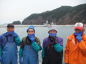 釜石湾の人々の写真
